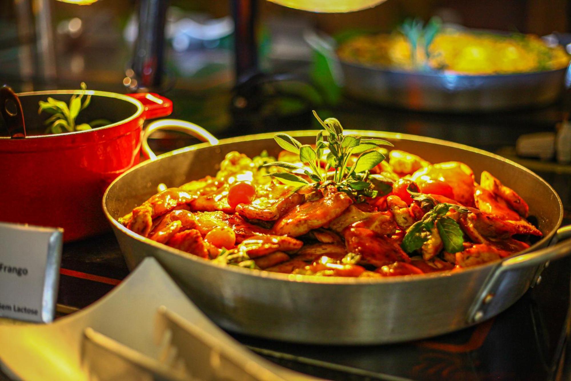 Blue Tree Thermas De Lins Resort Dış mekan fotoğraf A pan of chicken tikka masala