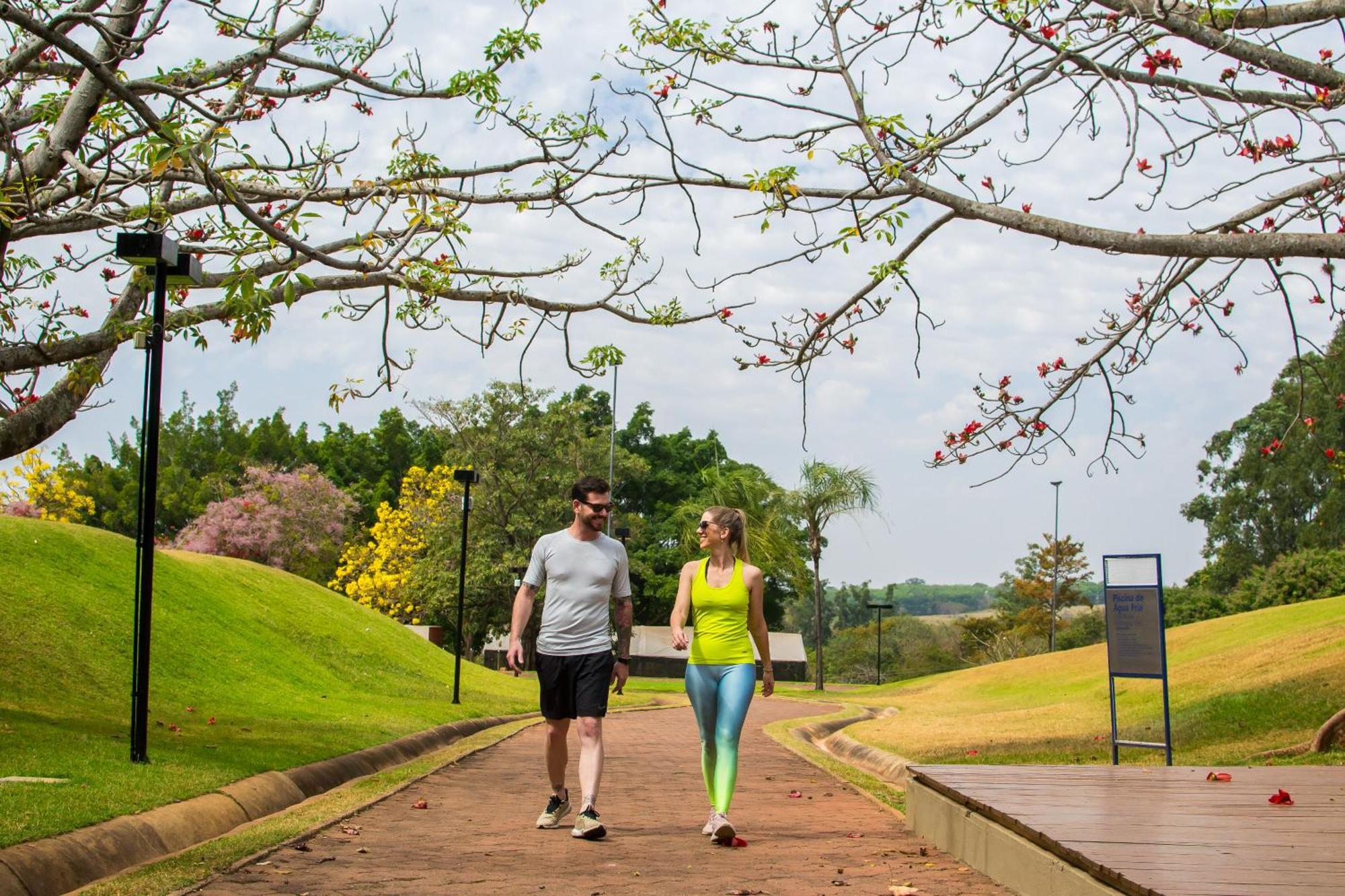 Blue Tree Thermas De Lins Resort Dış mekan fotoğraf People walking in the park