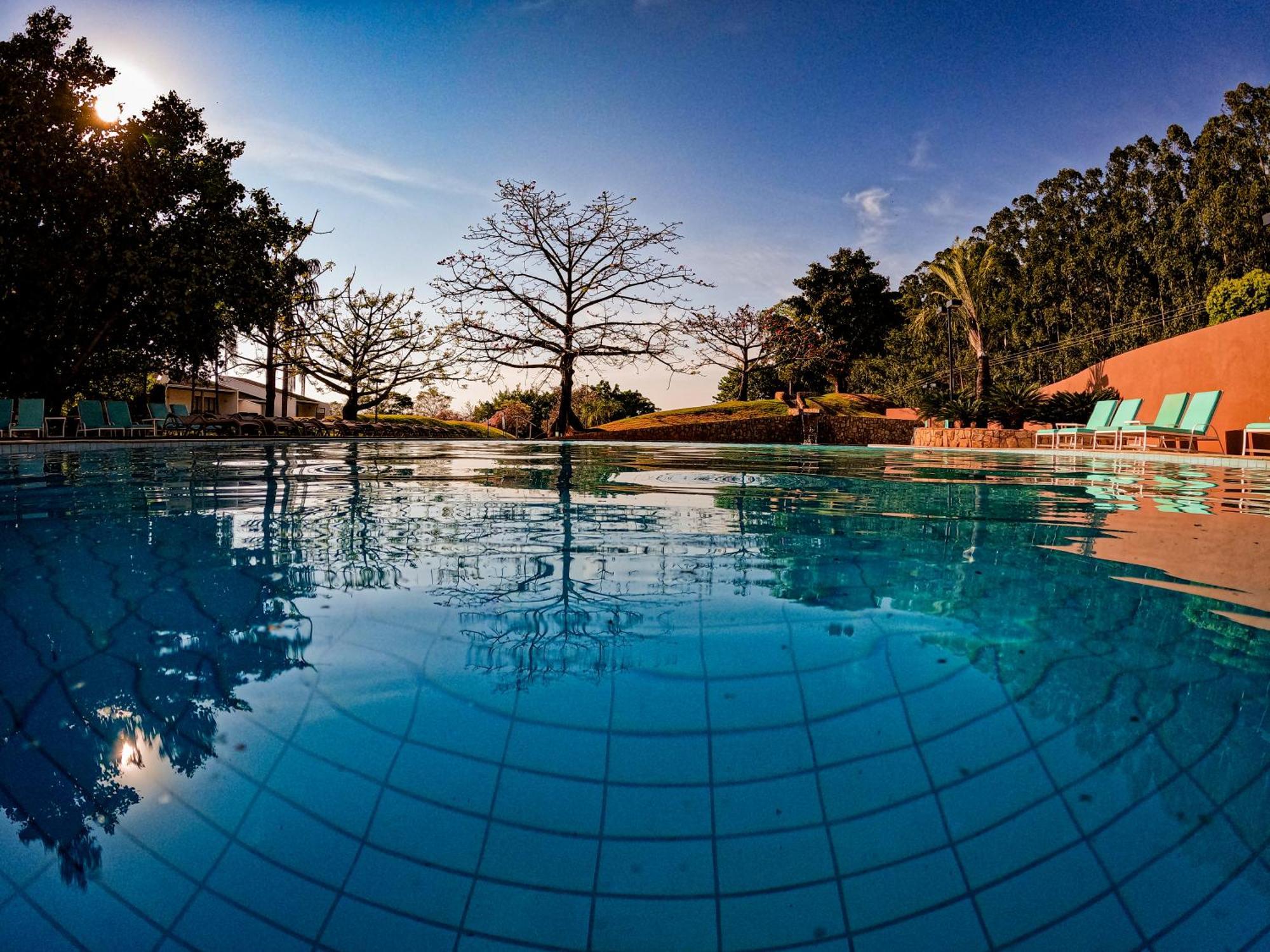 Blue Tree Thermas De Lins Resort Dış mekan fotoğraf The swimming pool at the resort