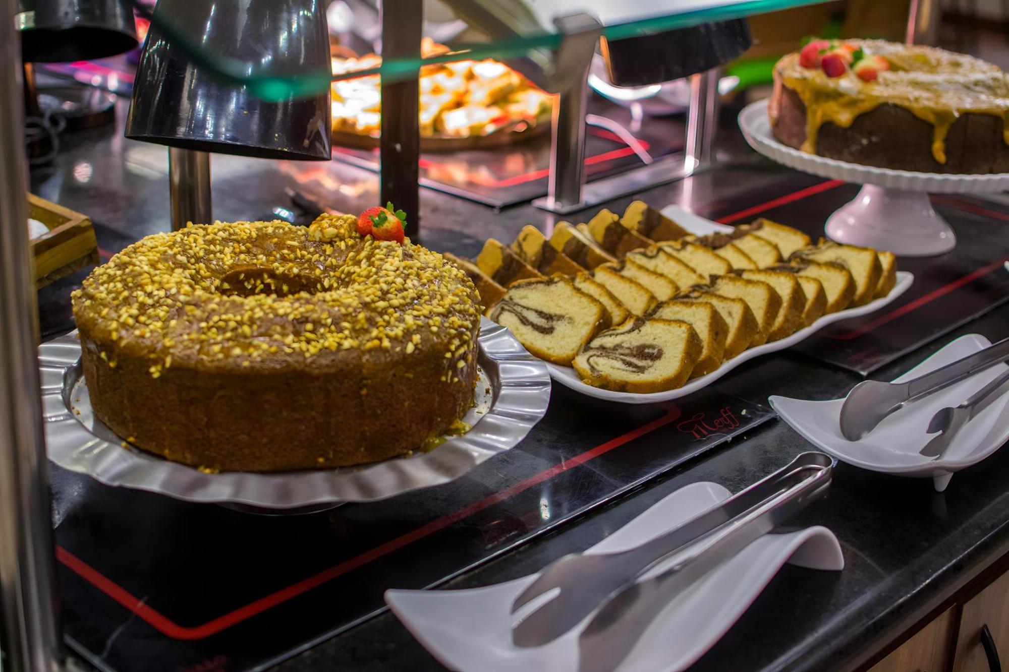 Blue Tree Thermas De Lins Resort Dış mekan fotoğraf A dessert buffet