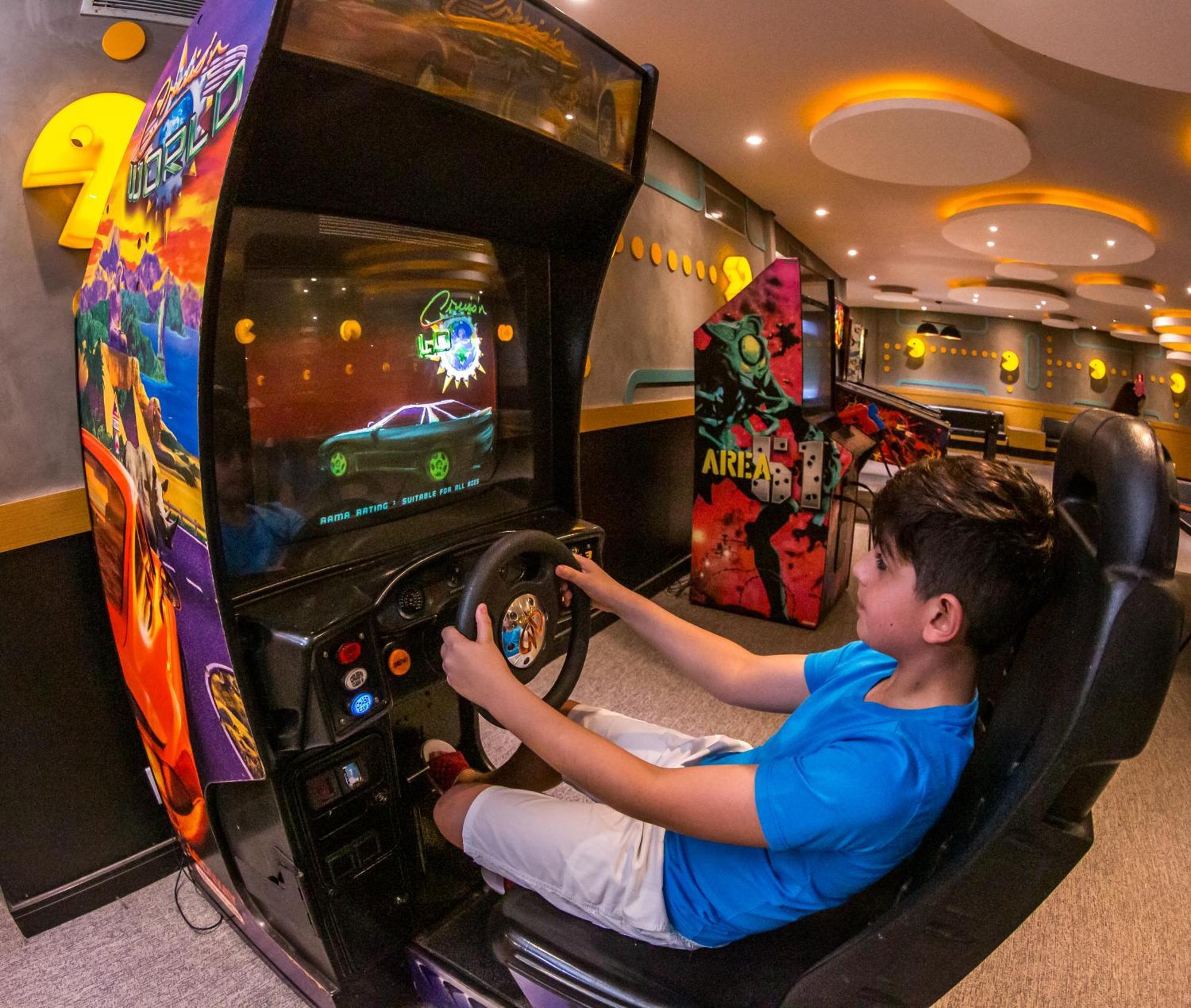 Blue Tree Thermas De Lins Resort Dış mekan fotoğraf A child playing a racing game