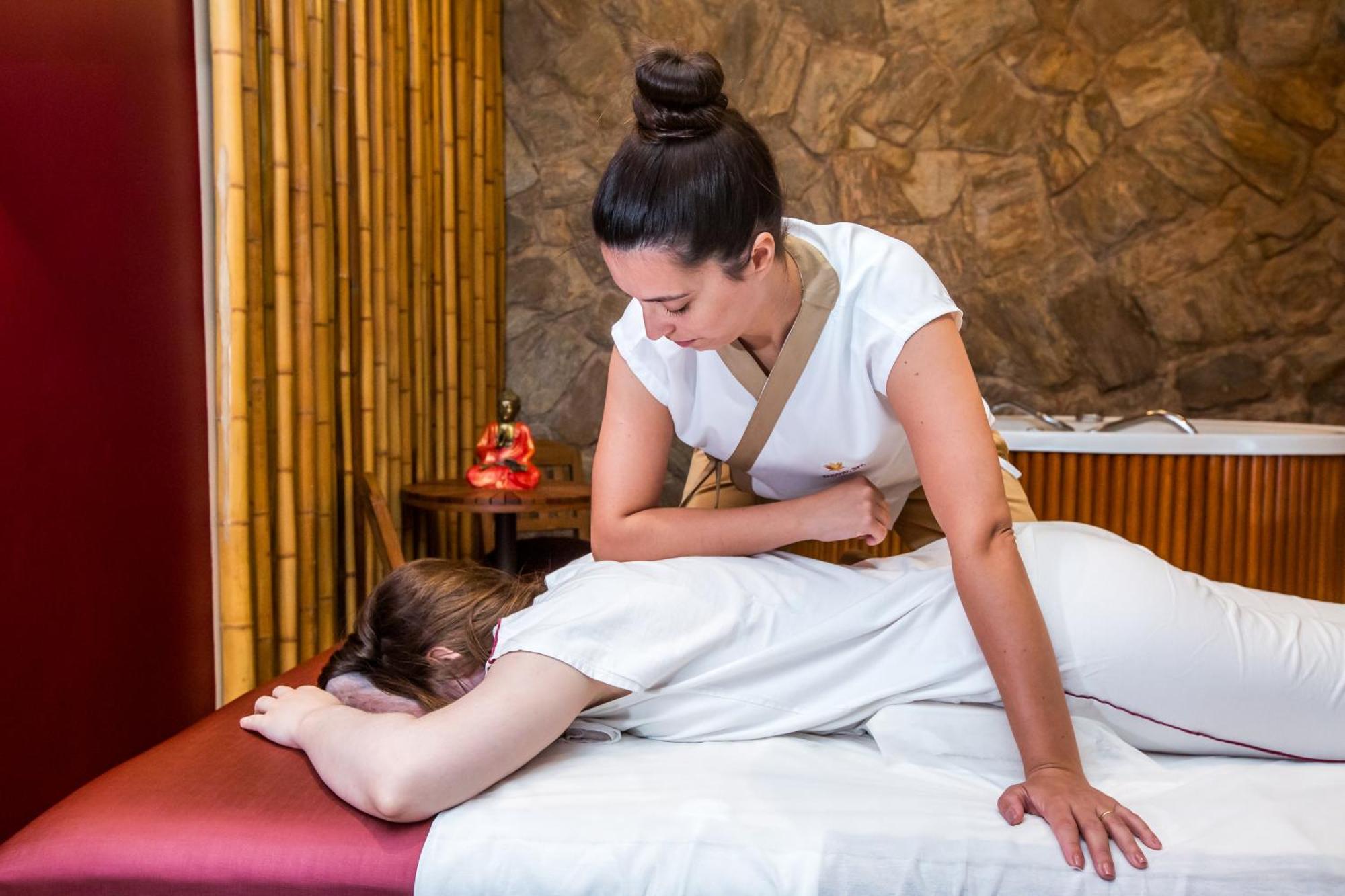Blue Tree Thermas De Lins Resort Dış mekan fotoğraf Thai massage