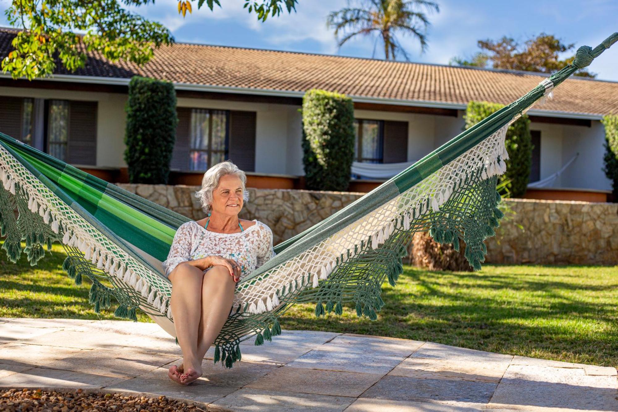 Blue Tree Thermas De Lins Resort Dış mekan fotoğraf A woman relaxing in a hammock
